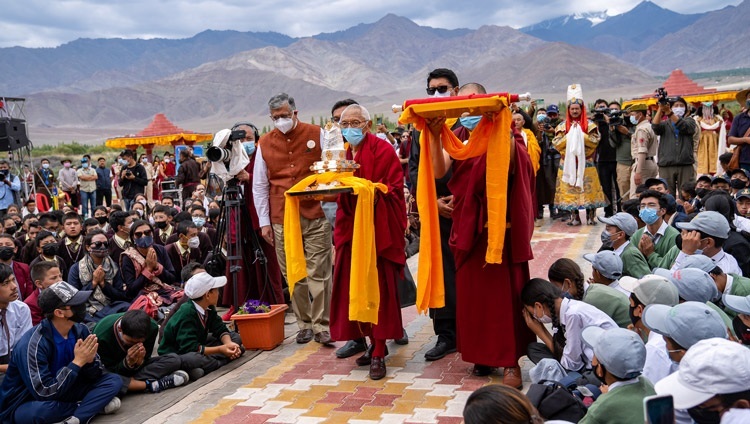 Тиксэ ринбочэ Дээрхийн Гэгээнтэн Далай Ламд гардуулах “Пал Ам Дүсдон 2022” шагналыг авчирч байгаа нь. Энэтхэг, УТ, Ладак, Лех. 2022.08.05. Гэрэл зургийг Тэнзин Чойжор