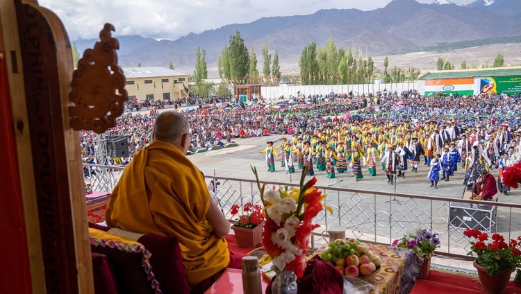 Дээрхийн Гэгээнтэн Далай Лам Лех хотын төвөд иргэдэд яриа хийхийн өмнө Төвөдийн дунд сургуулийн сурагч хүүхдүүдийн тоглолтыг үзэж байна. Энэтхэг, УТ, Ладак, Лех. 2022.08.07. Гэрэл зургийг Тэнзин Чойжор