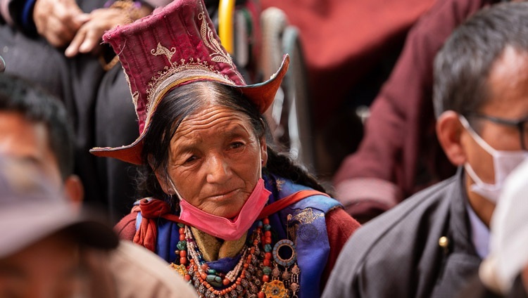 Дээрхийн Гэгээнтэн Далай Ламыг “Зуны их чойр”-т морилон ирэхэд 3000 гаруй хүмүүс цуглав. Энэтхэг, УТ, Ладак, Лех, Линшед хийд. 2022.08.10.Гэрэл зургийг Тэнзин Чойжор