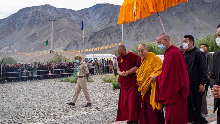 Дээрхийн Гэгээнтэн Далай Лам Падум дахь айлдварын асар руу алхаж байгаа нь. 2022.08.12. Энэтхэг, УТ, Ладак, Занскар. Гэрэл зургийг Тэнзин Чойжор