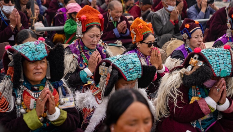 Дээрхийн Гэгээнтэн Далай Ламаас бодьсадвын санваар хүртэж буй сүсэгтнүүд. 2022.08.12. Энэтхэг, УТ, Ладак, Занскар, Падум.  Гэрэл зургийг Тэнзин Чойжор