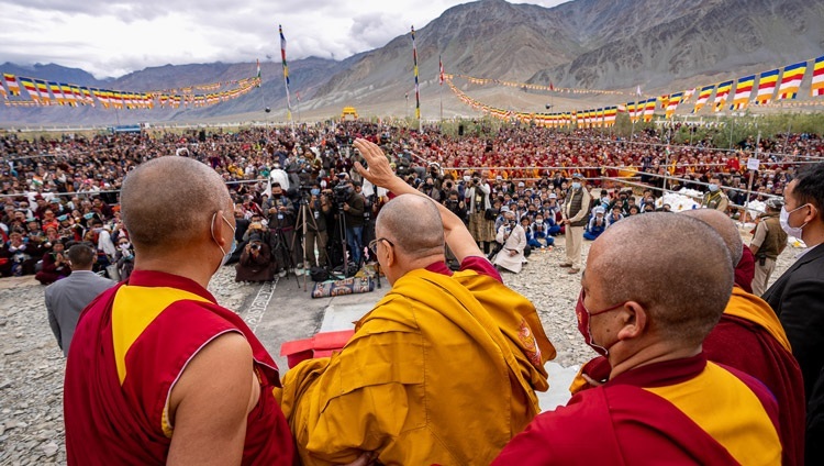 Дээрхийн Гэгээнтэн Далай Лам айлдварынхаа төгсгөлд цугласан олон руу даллаж байгаа нь. 2022.08.12. Энэтхэг, УТ, Ладак, Занскар, Падум. Гэрэл зургийг Тэнзин Чойжор