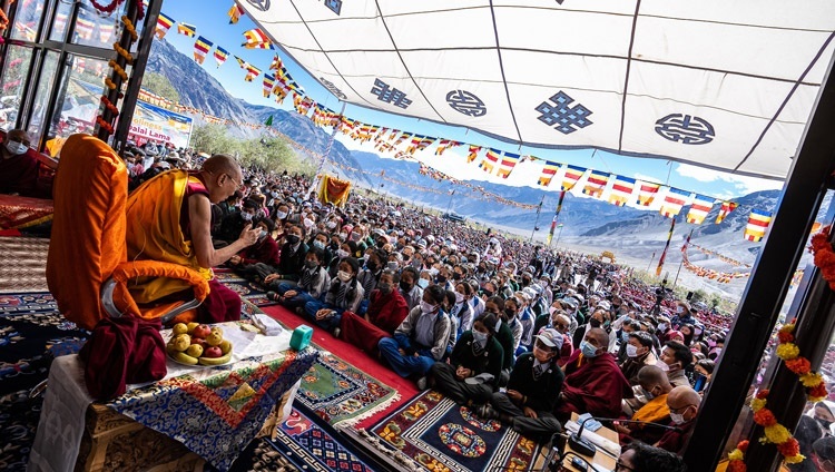 Дээрхийн Гэгээнтэн Далай Лам 4000 гаруй оюутан, нутгийн иргэдийн төлөөлөлтэй уулзаж байгаа нь. 2022.08.13. Энэтхэг, Ладак, Занскар, Падум. Гэрэл зургийг Тэнзин Чойжор