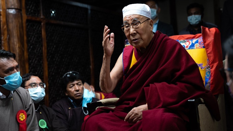 Дээрхийн Гэгээнтэн Далай Лам Масжид Шариф сүмд мөргөл үйлдэж байгаа нь. 2022.08.16. Энэтхэг, Ладак, УТ, Лех, Шей. Гэрэл зургийг Тэнзин Чойжор