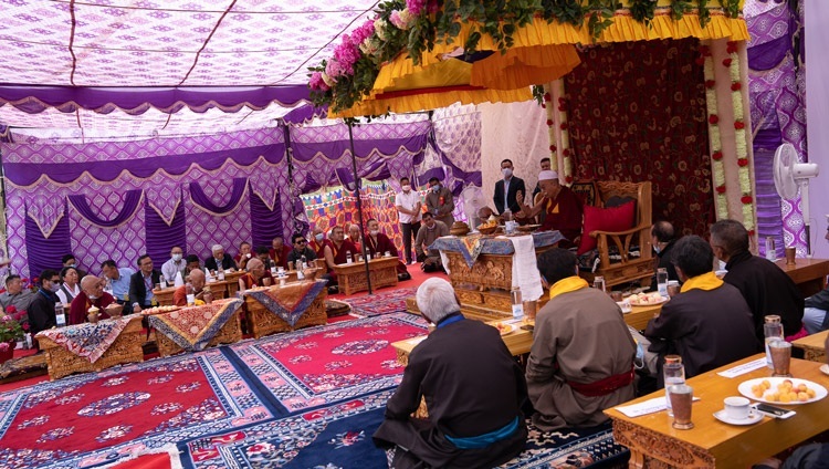 Дээрхийн Гэгээнтэн Далай Лам Масжид Шарифт муслимийн шашинтнуудад хандан үг хэлж байгаа нь. 2022.08.16. Энэтхэг, Ладак, УТ, Лех, Шей. Гэрэл зургийг Тэнзин Чойжор