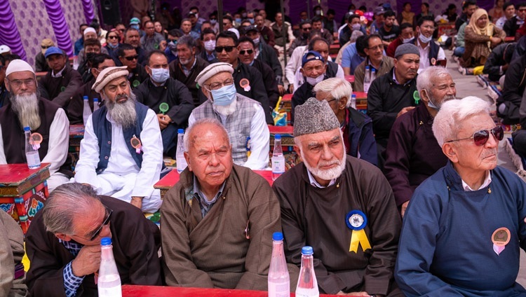 Дээрхийн Гэгээнтэн Далай Ламын айлдварыг сонсож буй муслимийн нийгэмлэгийн гишүүд. 2022.08.16. Энэтхэг, Ладак, УТ, Лех, Шей. Гэрэл зургийг Тэнзин Чойжор