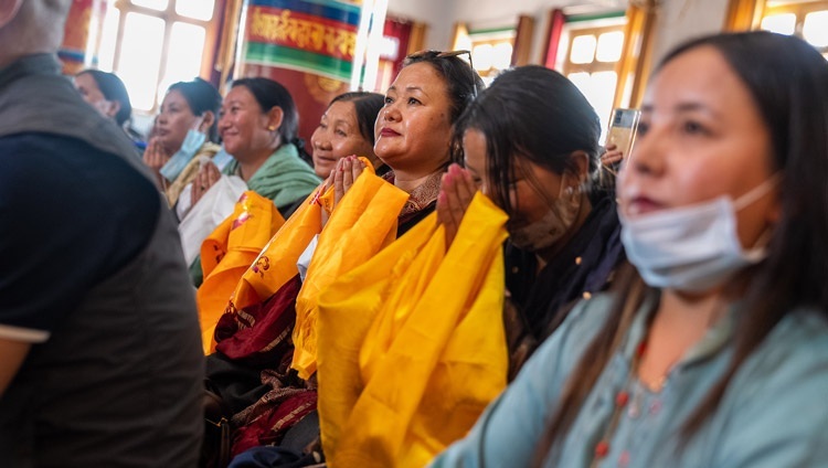 Дээрхийн Гэгээнтэн Далай Ламын айлдварыг сонсож буй хүмүүс. 2022.08.23. Энэтхэг, УТ, Ладак, Лех, Түпстанлин. Гэрэл зургийг Тэнзин Чойжор
