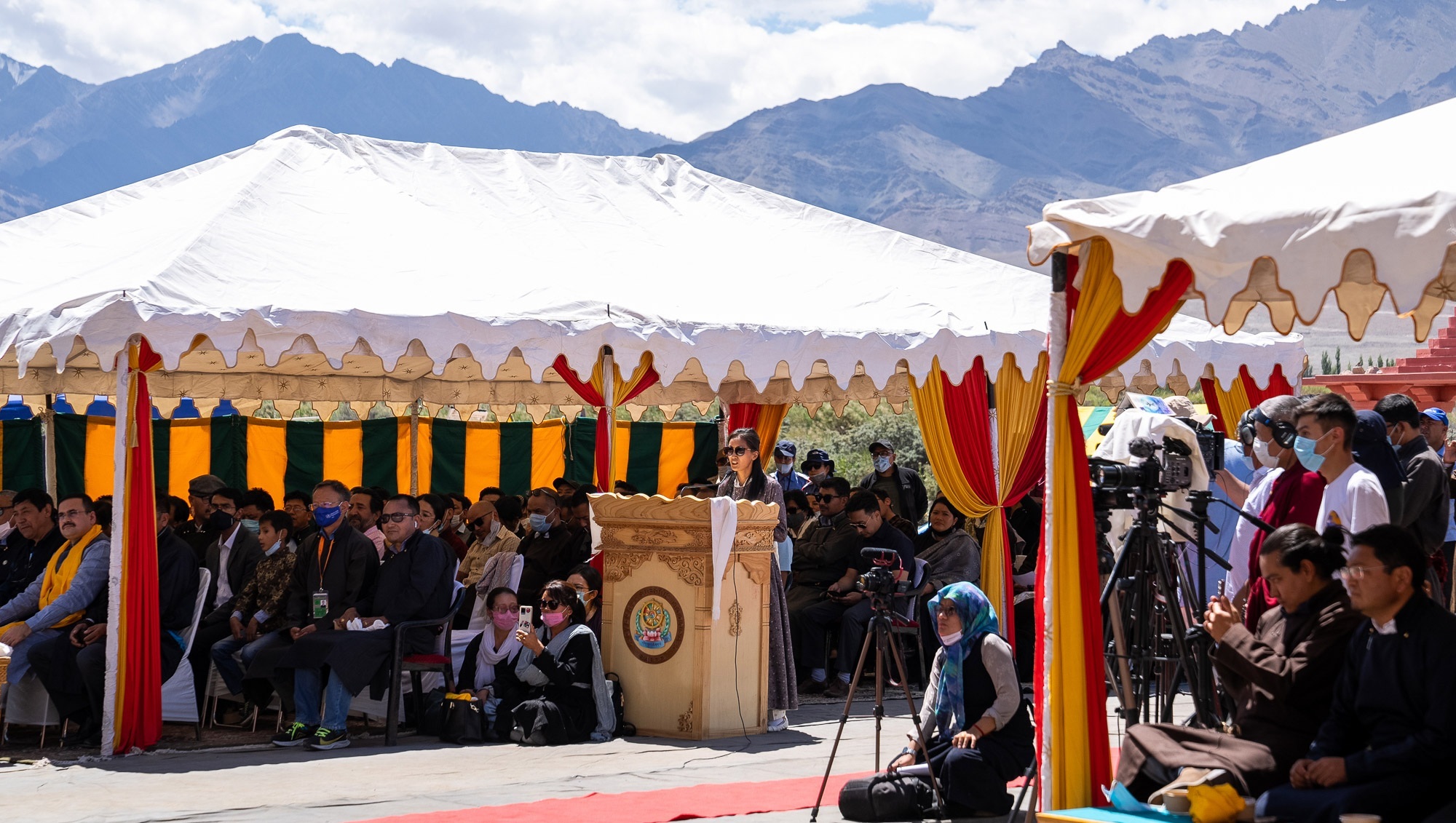 Дээрхийн Гэгээнтэн Далай Ламыг Ладакийн Автономит Уулын Хөгжлийн Зөвлөлөөс (LAHDC) зохион байгуулсан үдийн зоогийн өмнө үг хэлж байгаа нь. Энэтхэг, Ладак, УТ, Лех дахь Синдху Гат. 2022.08.23. Гэрэл зургийг Тэнзин Чойжор