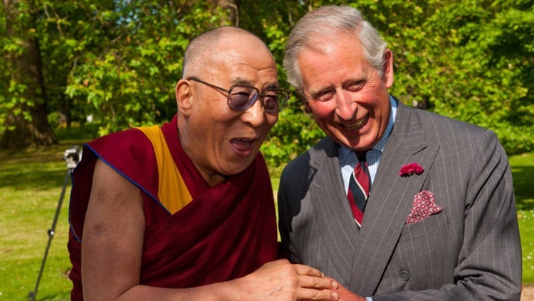 Дээрхийн Гэгээнтэн Далай Лам тухайн үеийн Их Британийн хунтайж Чарльзтай Их Британийн Лондон дахь Кларенс хауст. 2012.06.20. Гэрэл зургийг Иан Каммин