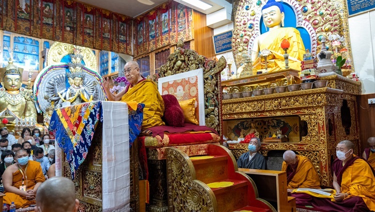 Дээрхийн Гэгээнтэн Далай Лам Зүглаг Хан дуганд номын айлдвар айлдаж байгаа нь. Энэтхэг, ХП, Дарамсала. 2022.09.15. Гэрэл зургийг Тэнзин Чойжор