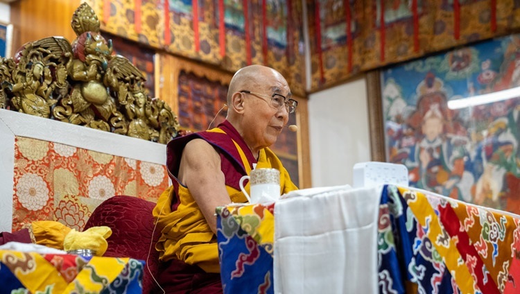 Дээрхийн Гэгээнтэн Далай Лам ловон Чандракиртигийн "Төвд орохуй" номын айлдвар айлдаж байна. Энэтхэг, ХП, Дарамсала. 2022.09.15. Гэрэл зургийг Тэнзин Чойжор