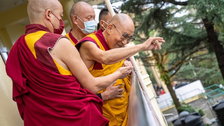 Дээрхийн Гэгээнтэн Далай Лам номын айлдвар айлдахаар морилох зуур цугласан хүмүүсийн зүг даллаж байгаа нь. Энэтхэг, ХП, Дарамсала. 2022.09.16. Гэрэл зургийг Тэнзин Чойжор
