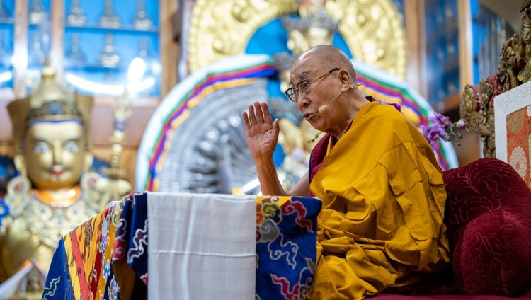 Дээрхийн Гэгээнтэн Далай Лам цугласан олонд номын айлдвар айлдаж байгаа нь. 2022.09.16. Энэтхэг, ХП, Дарамсала. Гэрэл зургийг Тэнзин Чойжор