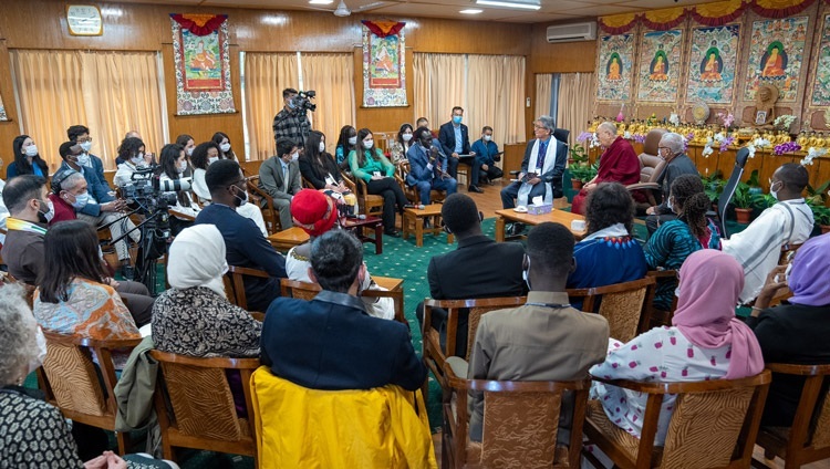 Дээрхийн Гэгээнтэн Далай Ламын өргөөнд болж буй АНУ-ын Энх тайвны хүрээлэнгийн (АЭТХ) залуучуу удирдагчидтай хийсэн ярилцлагын эхний өдрийн уулзалтын зураг. Энэтхэг, ХП, Дармасала, 2022.09.22. Гэрэл зургийг Тэнзин Чойжор