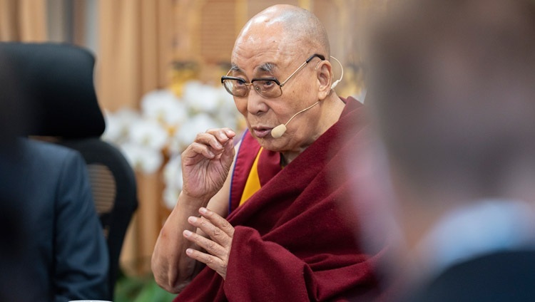 Дээрхийн Гэгээнтэн Далай Лам "Оюун ухаан ба амьдрал” институтын уулзалтанд үг хэлж байгаа нь. Энэтхэг, ХП, Дармасала, 2022.10.12. Гэрэл зургийг Тэнзин Чойжор