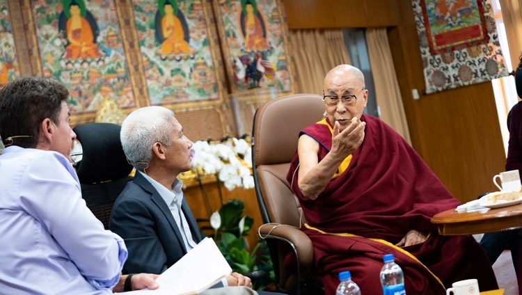 Дээрхийн Гэгээнтэн Далай Лам "Оюун ухаан ба амьдрал" институтын уулзалтын эхний өдөр хөтлөгчдийн асуултад хариулж байна. Энэтхэг, ХП, Дармасала, 2022.10.12. Гэрэл зургийг Тэнзин Чойжор 