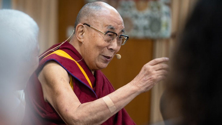 Дээрхийн Гэгээнтэн Далай Лам Дарамсала дахь өөрийн өргөөндөө энэрэнгүй удирдагчдын уулзалтын эхний өдөр айлдвар айлдаж байна. Энэтхэг, ХП, Дарамсала. 2022.10.18. Гэрэл зургийг Тэнзин Чойжор