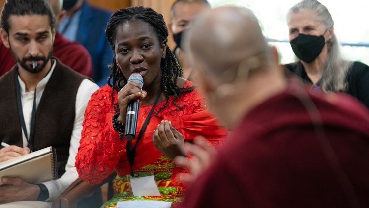 Гана улсаас ирсэн төлөөлөгч Дээрхийн Гэгээнтэн Далай Ламаас асуулт асууж байгаа нь. Энэтхэг, ХП, Дарамсала. 2022.10.18. Зургийг Тэнзин Чойжор.