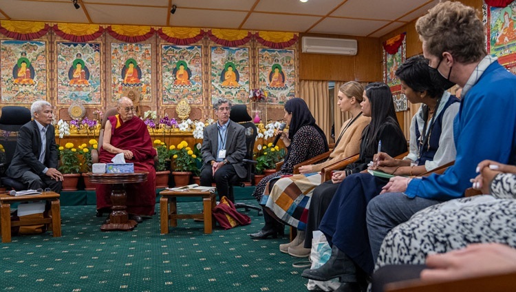 Афганистанаас ирсэн Шабана Дээрхийн Гэгээнтэн Далай Ламд өөрийн түүхээс ярьж байгаа нь. Энэтхэг, ХП, Дарамсала. 2022.10.18. Зургийг Тэнзин Чойжор.
