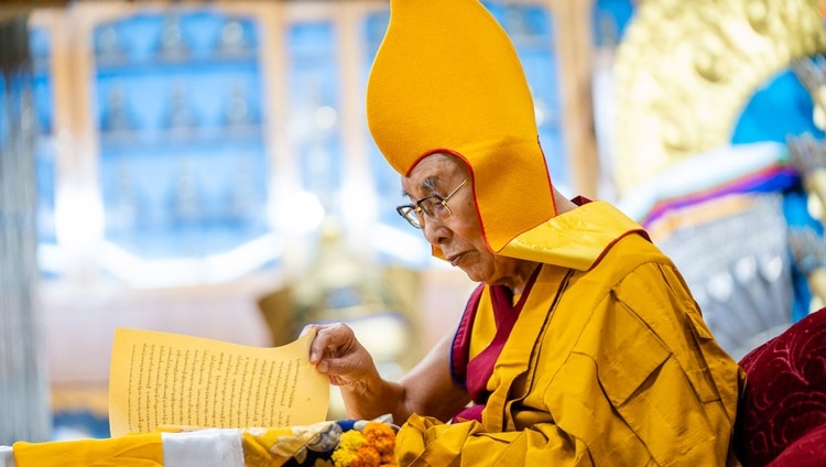 Дээрхийн Гэгээнтэн Далай Лам соёрхолын бичигийг уншиж байгаа нь. Энэтхэг, ХП, Дарамсала. 2022.10.26. Гэрэл зургийг Тэнзин Чойжор