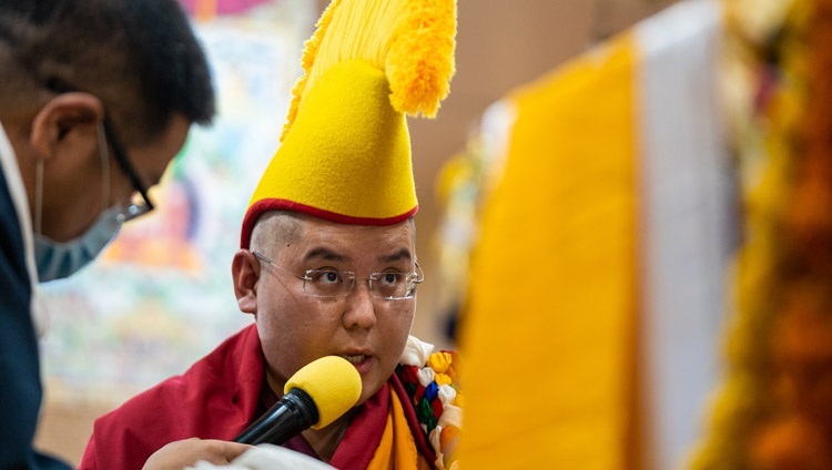 Лин ринбочэ Дээрхийн Гэгээнтэн Далай Ламд өнө удаан залрахыг хүссэн соёрхол уншиж байна. 2022.10.26. Энэтхэг, ХП, Дарамсала. Гэрэл зургийг Тэнзин Чойжор