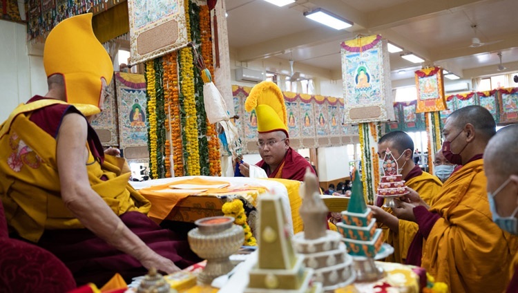 Дээрхийн Гэгээнтэн Далай Ламд урт удаан наслахыг бэлэгдсэн тахил өргөж байгаа нь. 2022.10.26. Энэтхэг, ХП, Дарамсала. Гэрэл зургийг Тэнзин Чойжор