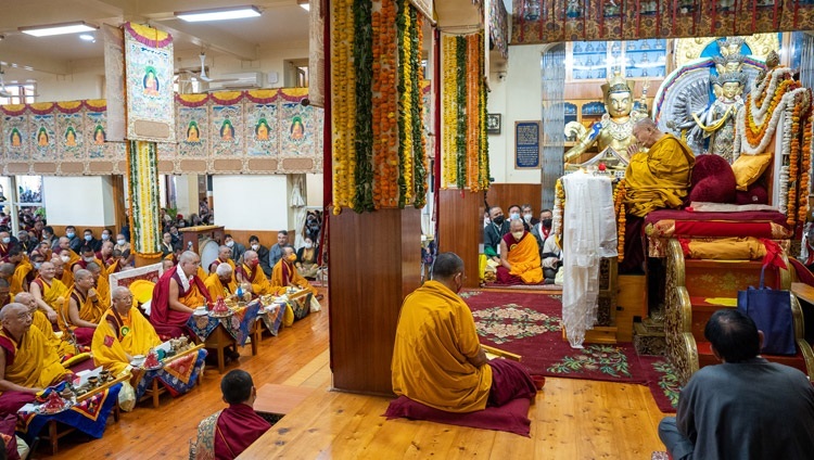 Дээрхийн Гэгээнтэн Далай Лам Бат Оршил өргөх ёслолын үеэр айлдвар айлдаж байгаа нь. Энэтхэг, ХП, Дарамсала. 2022.10.26. Гэрэл зургийг Тэнзин Чойжор
