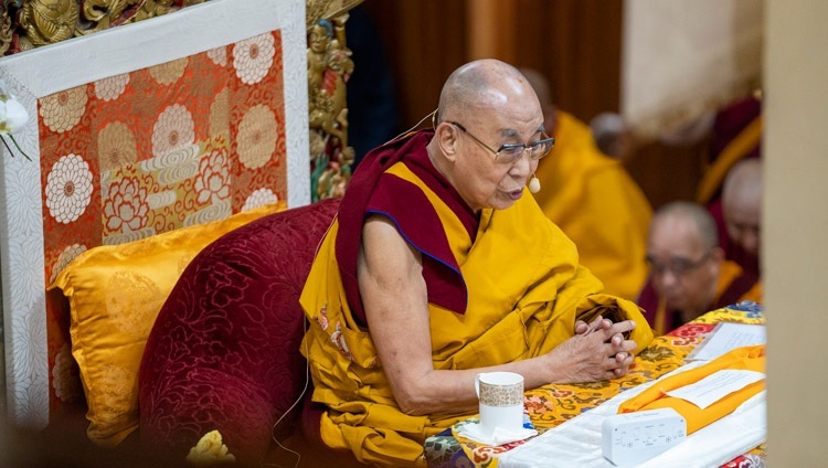Дээрхийн Гэгээнтэн Далай Лам Зүглаг Хан дуганд номын айлдварын эхний өдөр айлдвар айлдаж байгаа нь. Энэтхэг, ХП, Дарамсала. 2022.11.25. Гэрэл зургийг Тэнзин Чойжор.