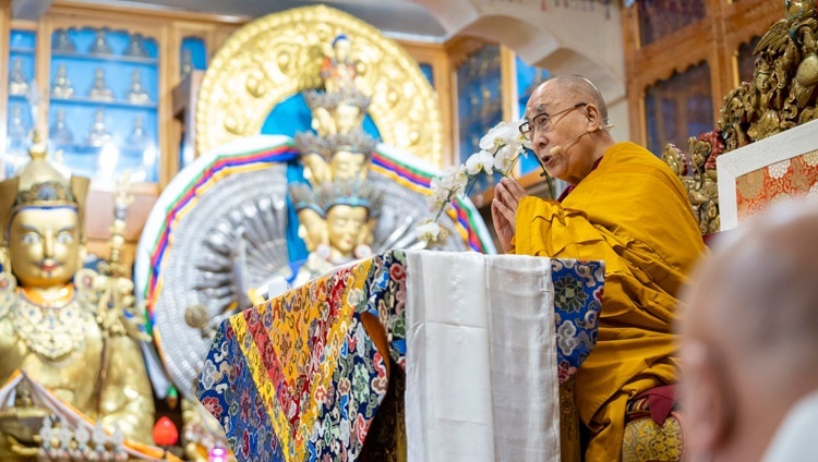 Дээрхийн Гэгээнтэн Далай Лам Зүглаг Хан дуганд цугласан олон нийтэд хандан 2 дахь өдрийн номын айлдвараа номлож байгаа нь. Энэтхэг, ХП, Дарамсала. 2022.11.26. Гэрэл зургийг Тэнзин Чойжор.