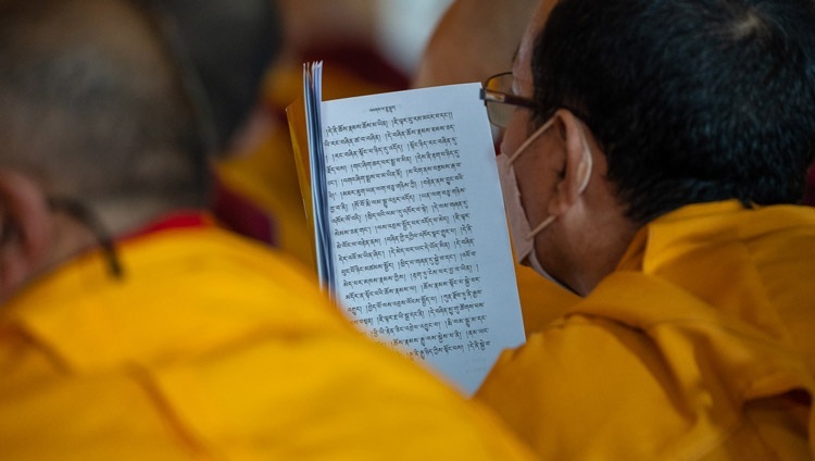 Лам хуврагууд Дээрхийн Гэгээнтэн Далай Ламын айлдаж буй Хутагт Нагаржунайн ‘Бодь сэтгэлийн тайлбар’ номын айлдварыг сонсож байгаа нь. Энэтхэг, Бихар, Бодьгаяа. 2022.12.30. Гэрэл зургийг Тэнзин Чойжор.