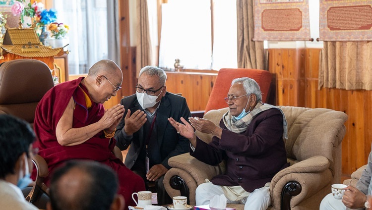 Дээрхийн Гэгээнтэн Далай Лам Бихар мужийн ерөнхий сайд Нитиш Кумартай өөрийн өргөөндөө уулзаж байгаа нь. Энэтхэг, Бихар, Бодьгаяа. 2022.12.30. Гэрэл зургийг Тэнзин Чойжор.