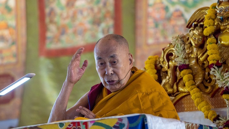 Дээрхийн Гэгээнтэн Далай Лам номын айлдварын 3 дахь өдөр Калачакра талбайд номын айлдвараа айлдаж байгаа нь. Энэтхэг, Бихар, Бодьгаяа. 2022.12.31. Гэрэл зургийг Тэнзин Чойжор.