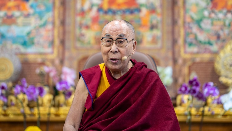 Дээрхийн Гэгээнтэн Далай Лам “Энэрэнгүй удирдагчдын уулзалт”-ын хоёр дахь өдөр үг хэлж байгаа нь. Энэтхэг, ХП, Дарамсала. 2022.10.19. Гэрэл зургийг Тэнзин Чойжор