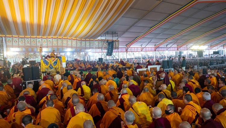 Гэлүгба уламжлал Дээрхийн Гэгээнтэн Далай Ламд Бат Оршил өргөх ёслолын үеэрх Калачакра номын айлдварын талбайн тайзны байдал. Энэтхэг, Бихар, Бодьгаяа. 2023.1.1. Гэрэл зургийг Тэнзин Чойжор.