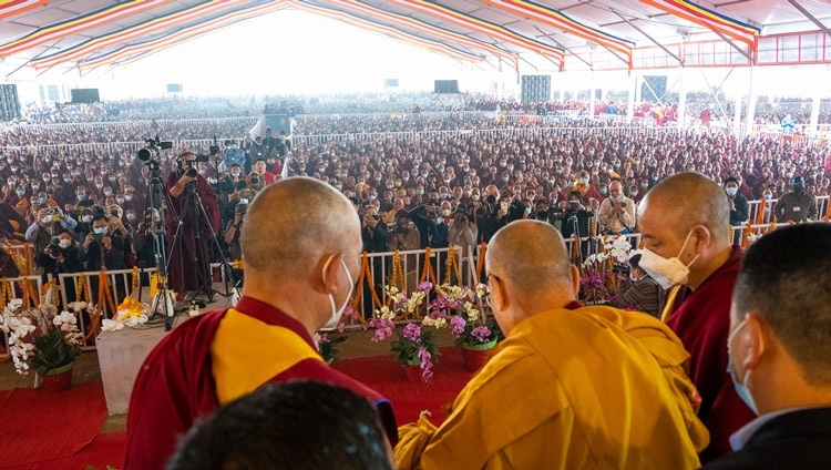 Бат Оршил өргөх ёслолын төгсгөлд Дээрхийн Гэгээнтэн Далай Лам Калачакра номын айлдварын талбайд цугласан олны зүг дахин мэндчилж байгаа нь. Энэтхэг, Бихар, Бодьгаяа. 2023.1.1. Гэрэл зургийг Тэнзин Чойжор.