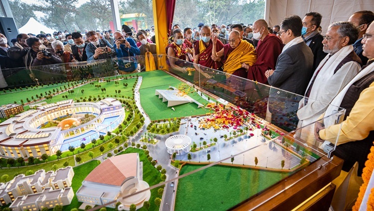 Дээрхийн Гэгээнтэн Далай Лам өөрийн нэрэмжит “Төвөд ба эртний Энэтхэгийн билиг оюун” төвийн төслийн нээлтийн үеэр тус төвийн барилгын загварыг адислаж байгаа нь. Энэтхэг, Бихар, Бодьгаяа. 2022.01.03. Гэрэл зургийг Тэнзин Чойжор.
