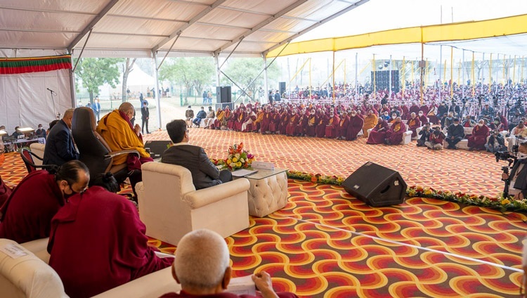 Дээрхийн Гэгээнтэн Далай Лам өөрийн нэрэмжит “Төвөд ба эртний Энэтхэгийн билиг оюун” төвийн төслийн нээлтийн үеэр цугласан олонд хандан айлдвар айлдаж байгаа нь. Энэтхэг, Бихар, Бодьгаяа. 2022.01.03. Гэрэл зургийг Тэнзин Чойжор. 