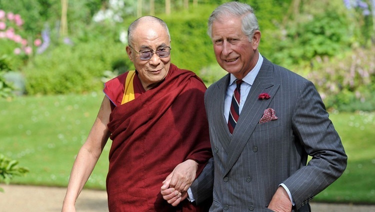Дээрхийн Гэгээнтэн Далай Лам, хунтайж Чарльз нар Их Британи, Лондон хот дахь Кларенс Хаусын талбай дээр алхаж байна. 2012.06.21.
