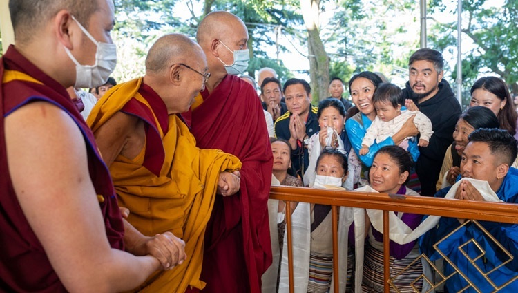 Номын айлдварын хоёр дах өдөр Дээрхийн Гэгээнтэн Далай Лам Зүглаг Хан дуганы талбайд цугласан олонтой мэндчилж байгаа нь. Энэтхэг, ХП, Дарамсала. 2022.09.06. Гэрэл зургийг Тэнзин Чойжор. 