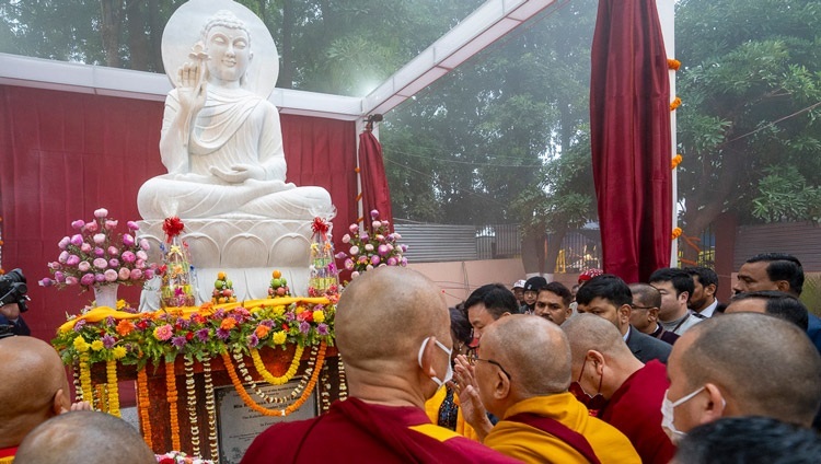 Дээрхийн Гэгээнтэн Далай Лам Калачакра талбайд шинэээр бүтээн залсан Бурхан Багшийн шүтээнийг равнайлж байгаа нь. Энэтхэг, Бихар, Бодьгаяа. 2023.12.29. Гэрэл зургийг Тэнзин Чойжор