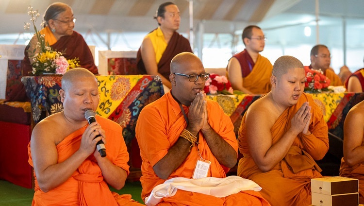 Дээрхийн Гэгээнтэн Далай Ламын номын айлдварын эхний өдөр теравада уламжлалын лам нар ‘Мангала сутта’ номыг пали хэлээр уншиж байгаа нь. Энэтхэг, Бихар, Бодьгаяа. 2023.12.29. Гэрэл зургийг Тэнзин Чойжор.