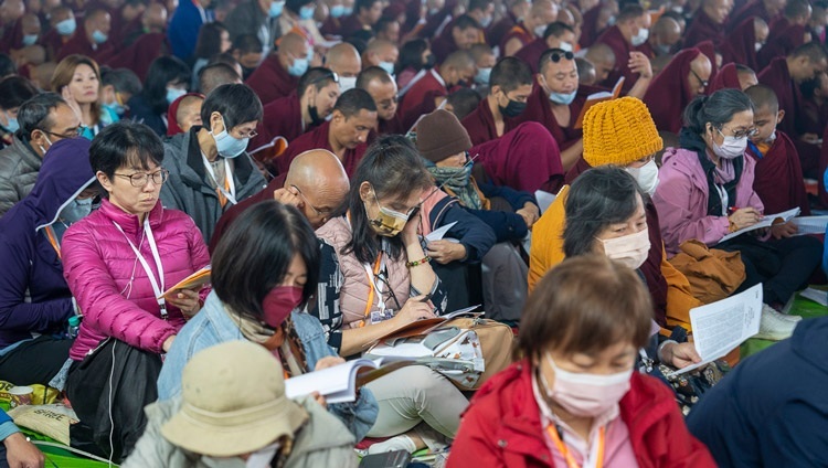 Дээрхийн Гэгээнтэн Далай Ламын номын айлдварын эхний өдөр Калачакра талбайд цугласан 50,000 сүсэгтэн олны төлөөлөл ‘Номын чанарыг магтахуй’ номын тайлбарыг сонсож байгаа нь. Энэтхэг, Бихар, Бодьгаяа. 2023.12.29. Гэрэл зургийг Тэнзин Чойжор.