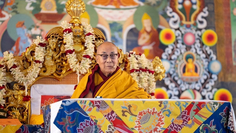 Дээрхийн Гэгээнтэн Далай Лам номын айлдварын хоёр дахь өдөр Калачакра талбайд номын айлдвараа айлдаж байгаа нь. Энэтхэг, Бихар, Бодьгаяа. 2023.12.30. Гэрэл зургийг Тэнзин Чойжор.