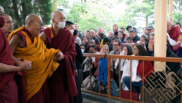 Дээрхийн Гэгээнтэн Далай Лам Дарамсала дахь Зүглаг Хан дуганы зүг морилж байгаа нь. Энэтхэг, ХП, Дарамсала. 2024.04.19. Гэрэл зургийг Замлин Норбу