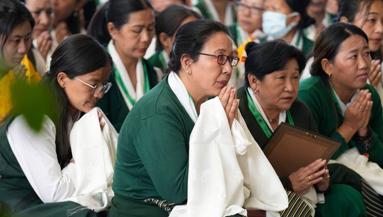 Төвдийн эмэгтэйчүүдийн холбооны ерөнхийлөгч Тэнзин Долма Дээрхийн Гэгээнтэн Далай Ламын айлварыг сонсож буй тус холбооны ерөнхий хурлын төлөөлөгчдийн хамт.  Энэтхэг, ХП, Дарамсала. 2024.04.22. Гэрэл зургийг Тэнзин Жампэл.