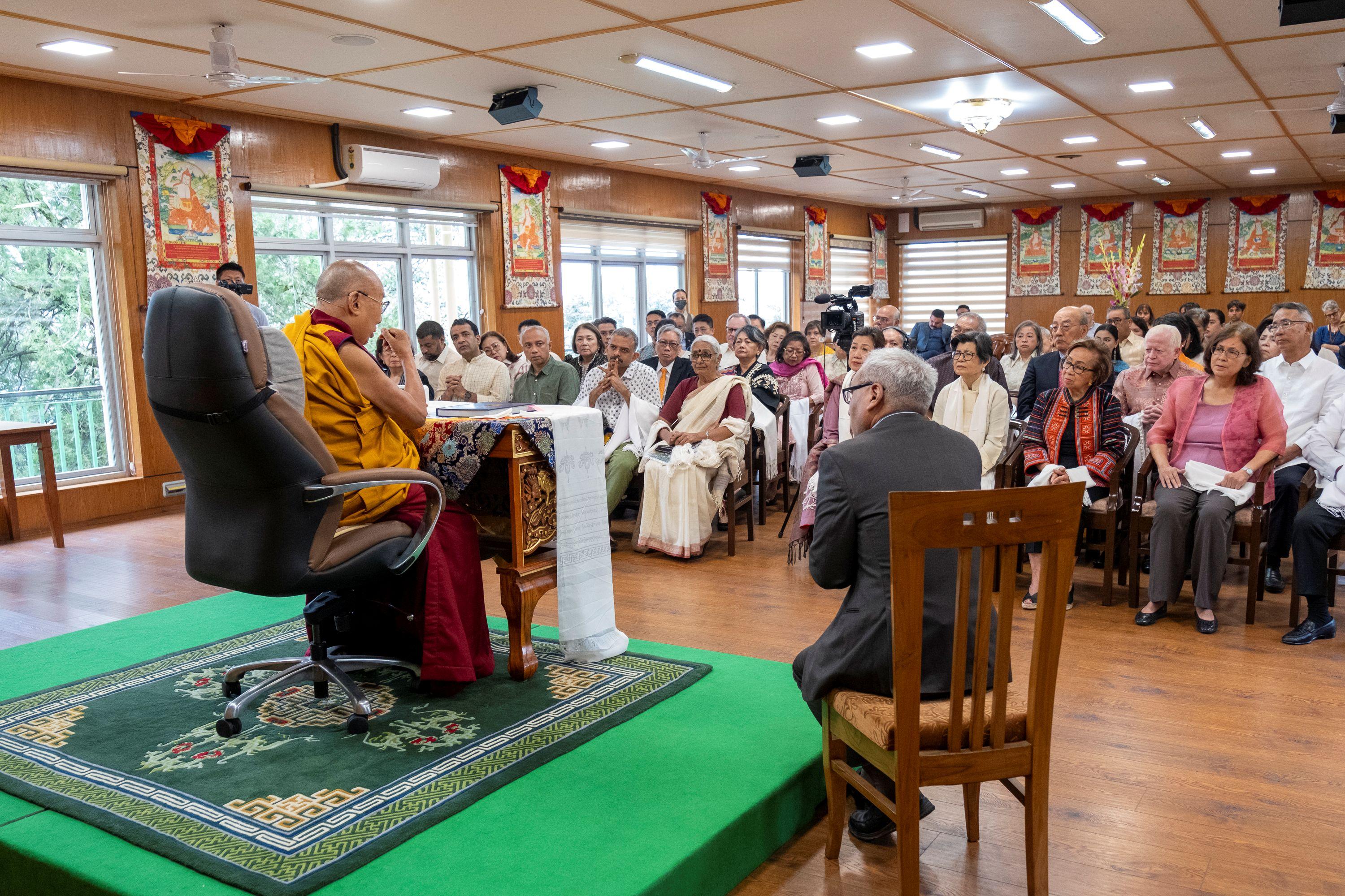 Зураг. Дээрхийн гэгээн Далай лам Дарамсала дахь өргөөндөө Рамон Магсайсайн нэрэмжит шагналтнууд, тус сангийн төлөөлөгчдөд хандан үг хэлж буй нь... 2024 оны 9 дүгээр сарын 4. Гэрэл зургийг Дэнзин Чойжир.