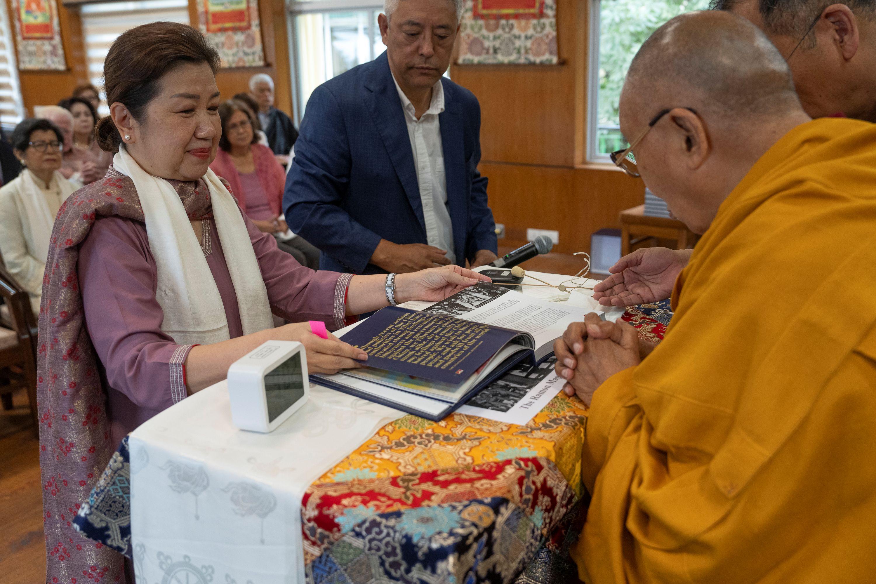 Зураг. Рамон Магсайсайн нэрэмжит шагналын сангийн ерөнхийлөгч Сюзанна Б. Афан Дээрхийн гэгээн Далай ламын өргөөнд, эл шагналыг хүртсэн хүмүүсийн амжилт бүтээлийг толилуулсан "Агуу сэтгэл оюунтнууд" хэмээх 7 боть номыг хэвлүүлснээ танилцуулж буй нь...Энэтхэг, Дхарамсала. 2024 оны 9 дүгээр сарын 4. Гэрэл зургийг Дэнзин Чойжир.