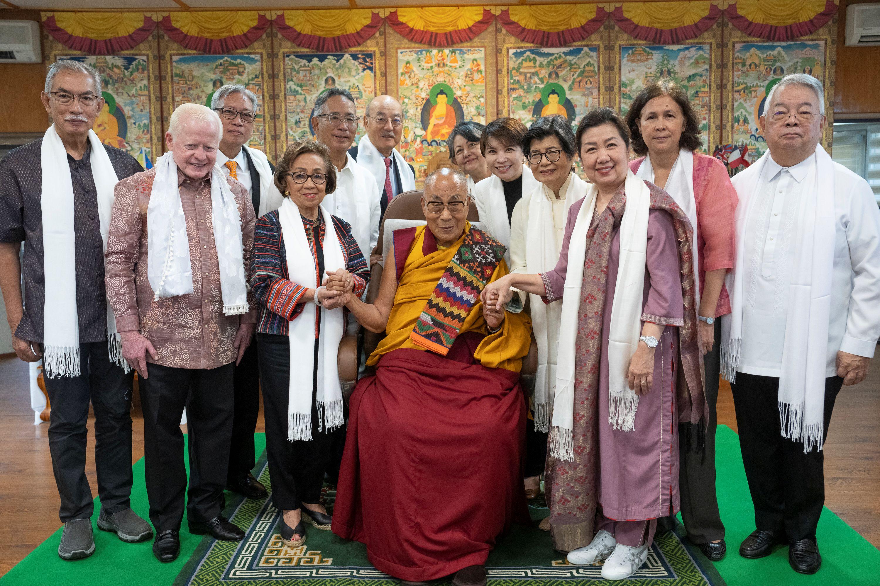 Зураг. Айлдвар өндөрлөсний дараа Дээрхийн гэгээн Далай лам  Рамон Магсайсайн нэрэмжит шагналтнууд, тус сангийн удирдах зөвлөлийн гишүүдтэй дурсгалын зураг татуулж буй нь... Энэтхэг, Дарамсала. 2024 оны 9 дүгээр сарын 4. Гэрэл зургийг Дэнзин Чойжир.