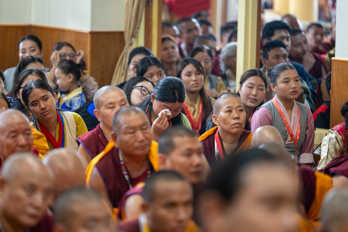 Зураг. Бат оршил өргөх ёслолын үеэр Дээрхийн гэгээн Далай ламын айлдварыг сонсож буй хүмүүс. Энэтхэг, Химачал Прадеш, Дарамсала, Төвөдийн гол дуган. 2025 оны 9 дүгээр сарын 10. Зургийг Тэнзин Чойжор.