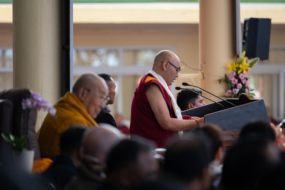 Төвөдийн гол хийдийн талбайд Төвөдийн Парламентын төлөөлөл Кенпо Соннам Тенпелийн Дээрхийн гэгээн Далай лам Төвөдийн шашин ба төрийн удирдлагыг хүлээн авсны 75 жилийн ойг тэмдэглэх ёслолын үеэр мэдэгдэл хийж байгаа нь. 2025.11.17. Энэтхэг, Х.П., Дарамсала. Зургийг: Тензин Чойжор.